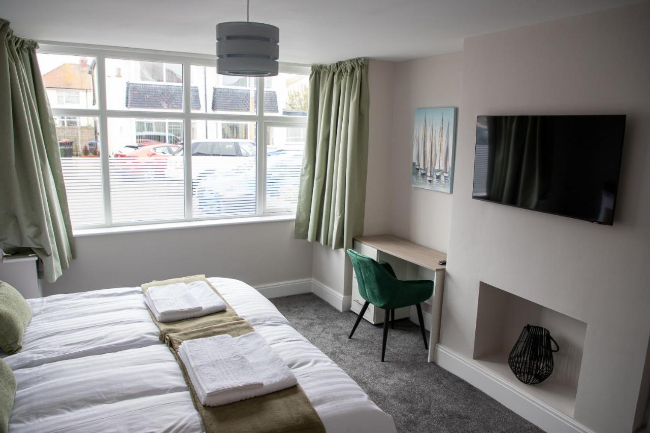 Wave Stays - Ground Floor Apartment - Outside Seating Area Cleveleys Dış mekan fotoğraf