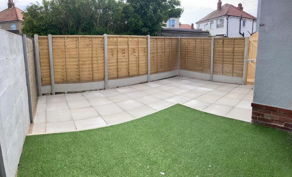 Wave Stays - Ground Floor Apartment - Outside Seating Area Cleveleys Dış mekan fotoğraf