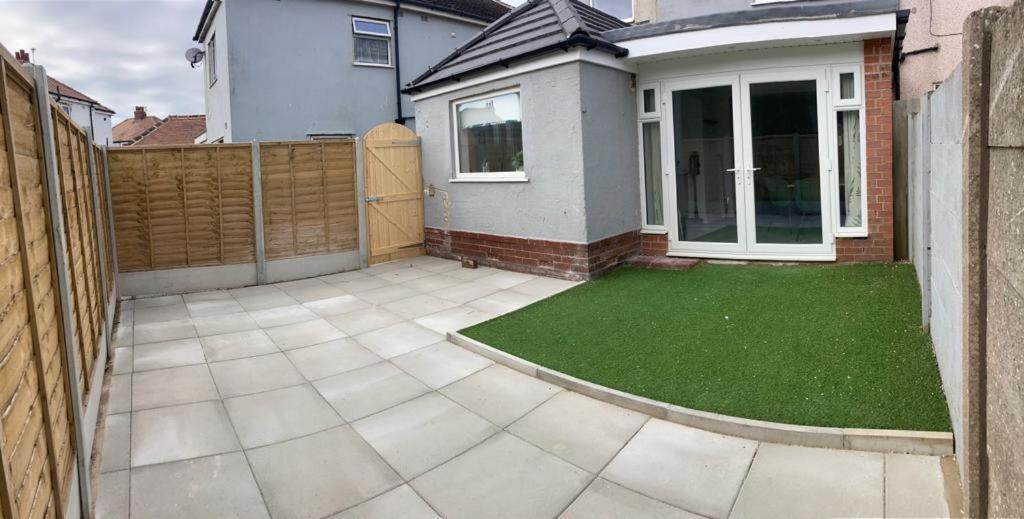 Wave Stays - Ground Floor Apartment - Outside Seating Area Cleveleys Dış mekan fotoğraf